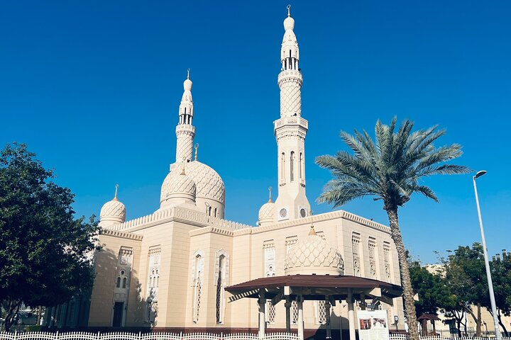 Experience the elegance of Dubai's architectural styles with its stunning mosques and lush palm trees. Discover a city where tradition meets modernity offering unforgettable memories for every traveler.